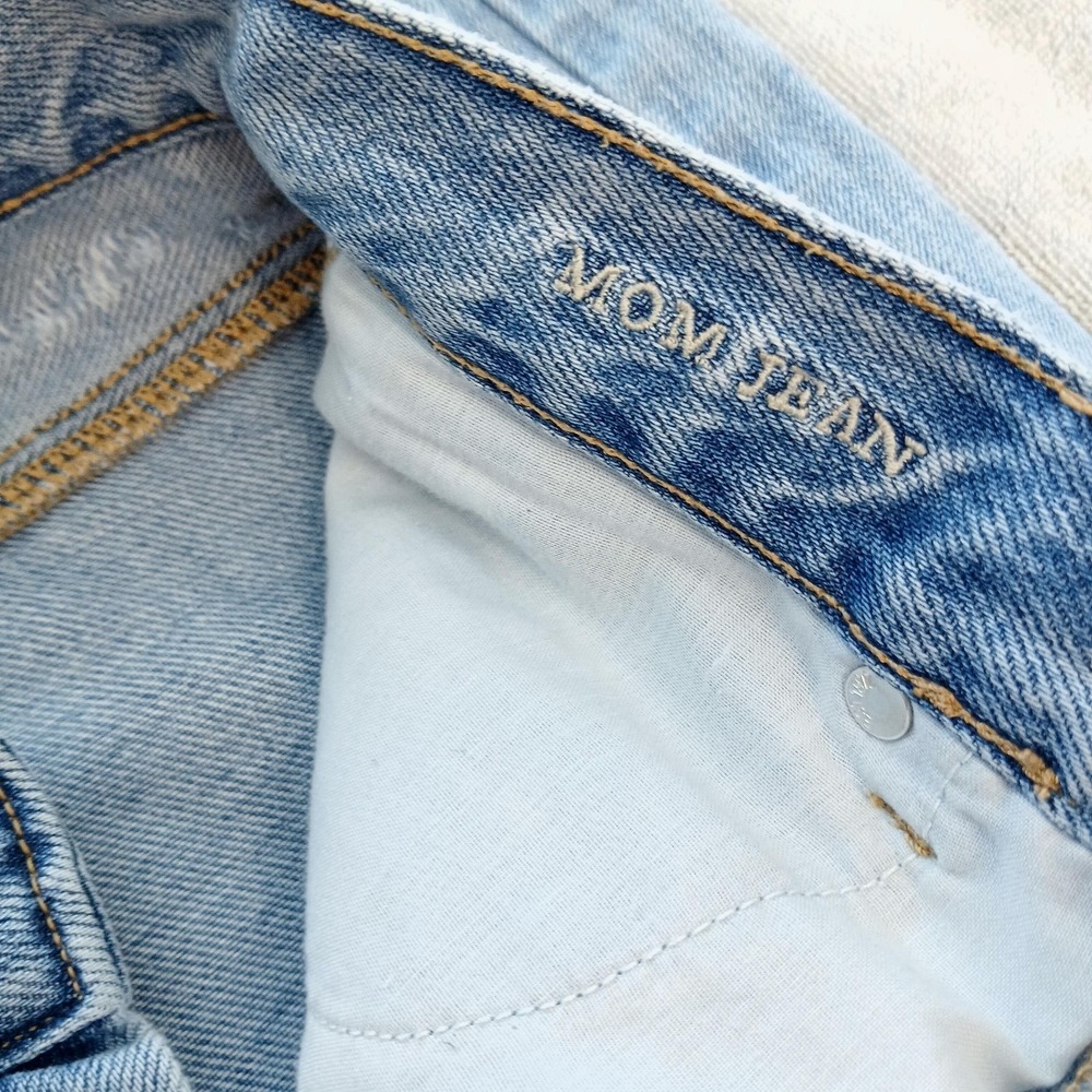 American‎ Eagle Outfitters Jeans Womens 4 Long Light Wash Mom Jean High Rise - Picture 10 of 11